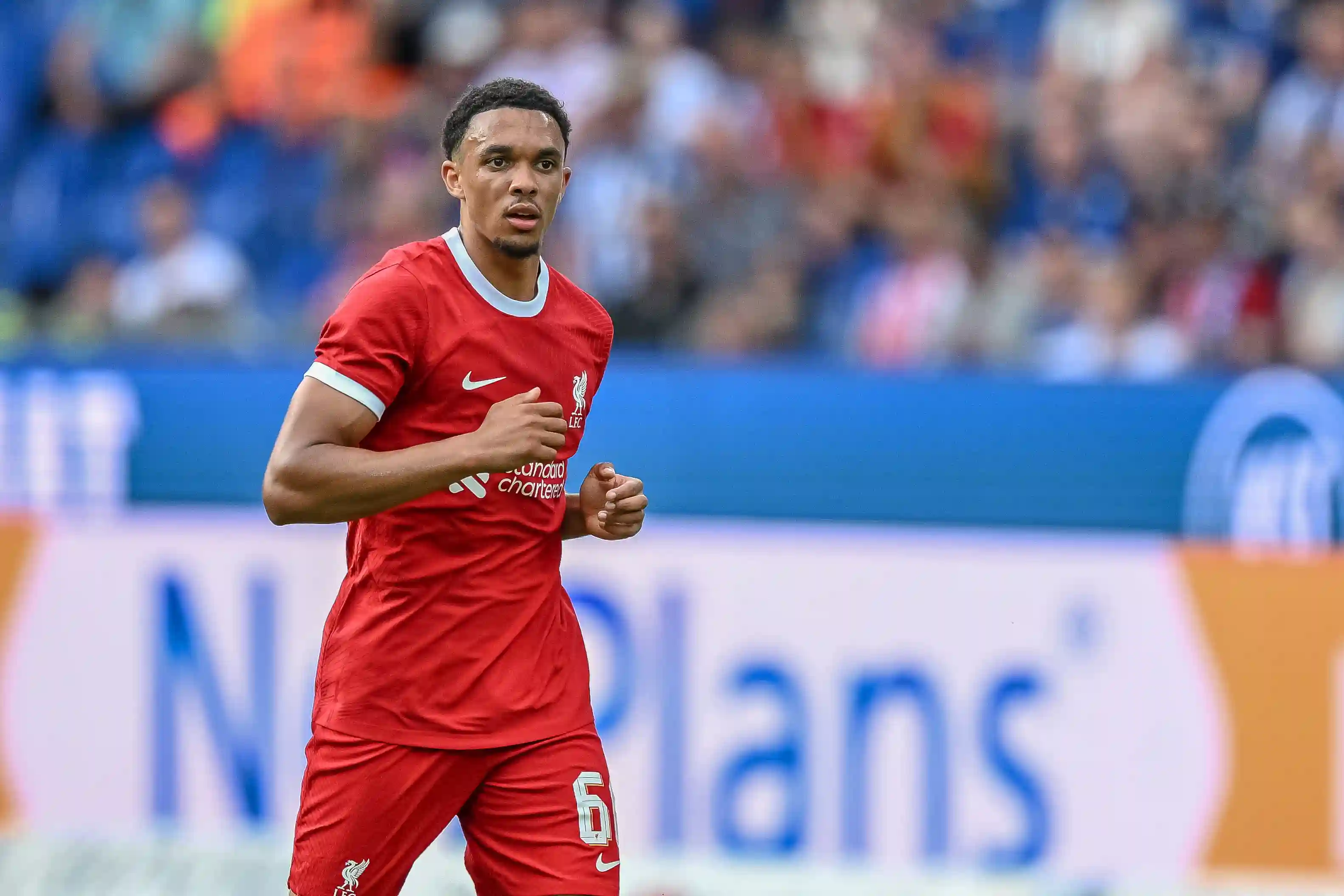 La star de Liverpool, Trent Alexander-Arnold, a quitté «secoué» après un accident de voiture effrayant alors que Storm Babet déracine l'électricité pylou