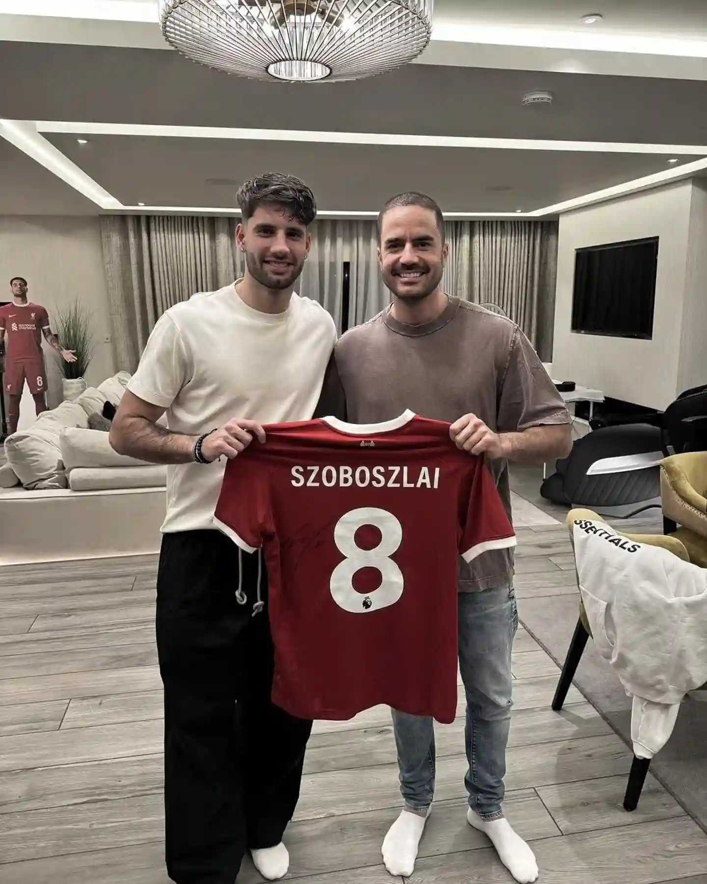 Les fans repèrent des détails incroyables dans le salon de Dominik Szoboszlai sur la publication des réseaux sociaux