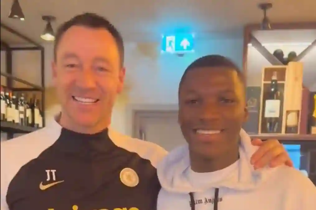 Les fans de Chelsea dans les points de suture sur la même chose que Moises Caicedo demande à la légende John Terry pour la photo