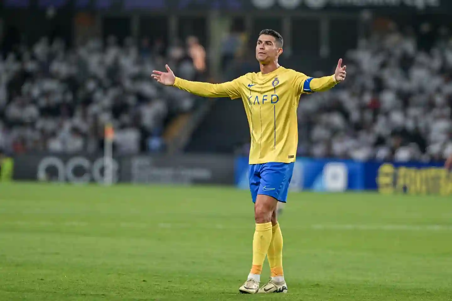 Cristiano Ronaldo a du mal à contenir ses émotions après que plus de Lionel Messi rarenait lors de la défaite d'Al Nassr