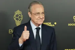 Le président du Real Madrid, Florentino Perez, accueille chaleureusement les joueurs du match Austin-La Galaxy