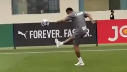 Neymar touche déjà le ballon: Sans pressé