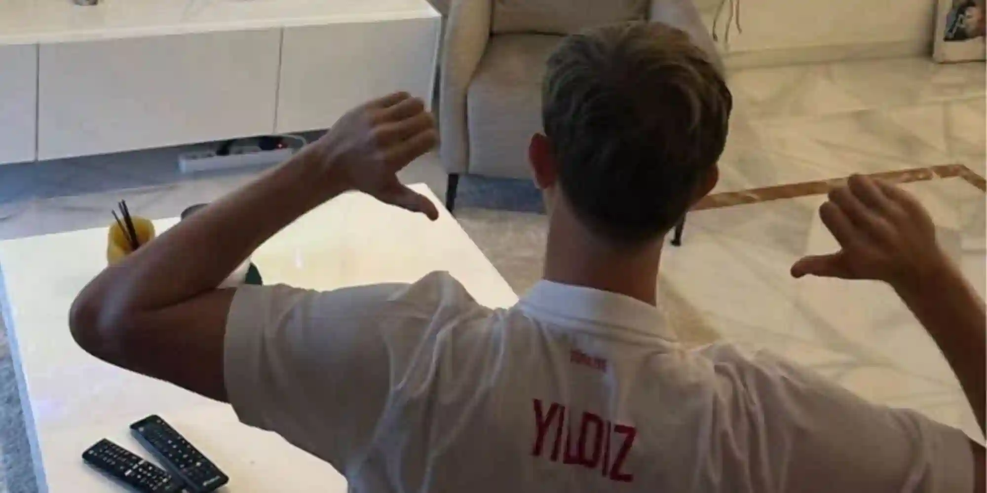 Yildiz, un fan spécial avec le maillot de dinde: l'avez-vous reconnu?