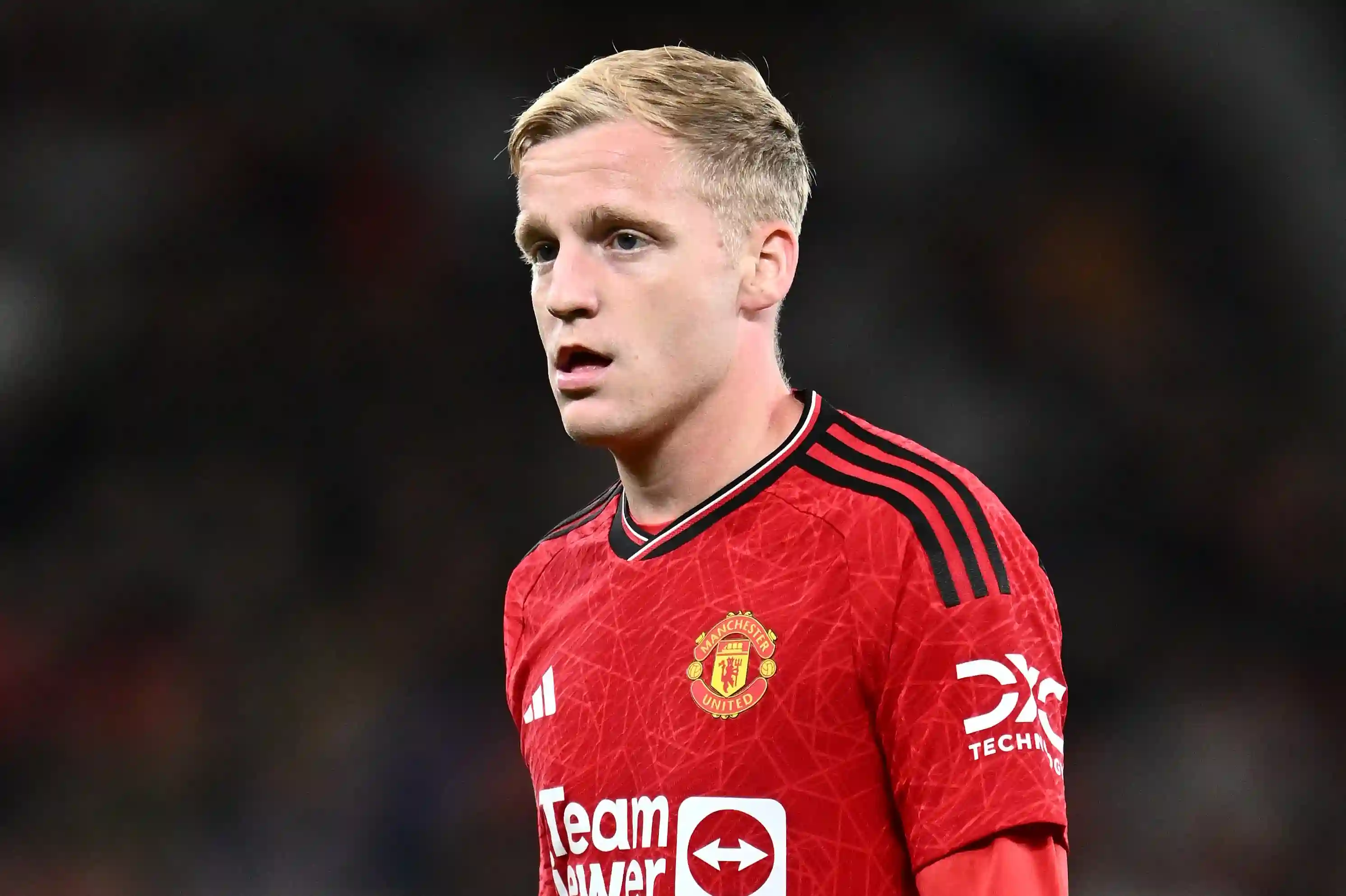 Manchester United prendra 37 £. Le transfert de 5 millions a frappé avec Donny Van de Beek pour partir pour moins de 500 000 £