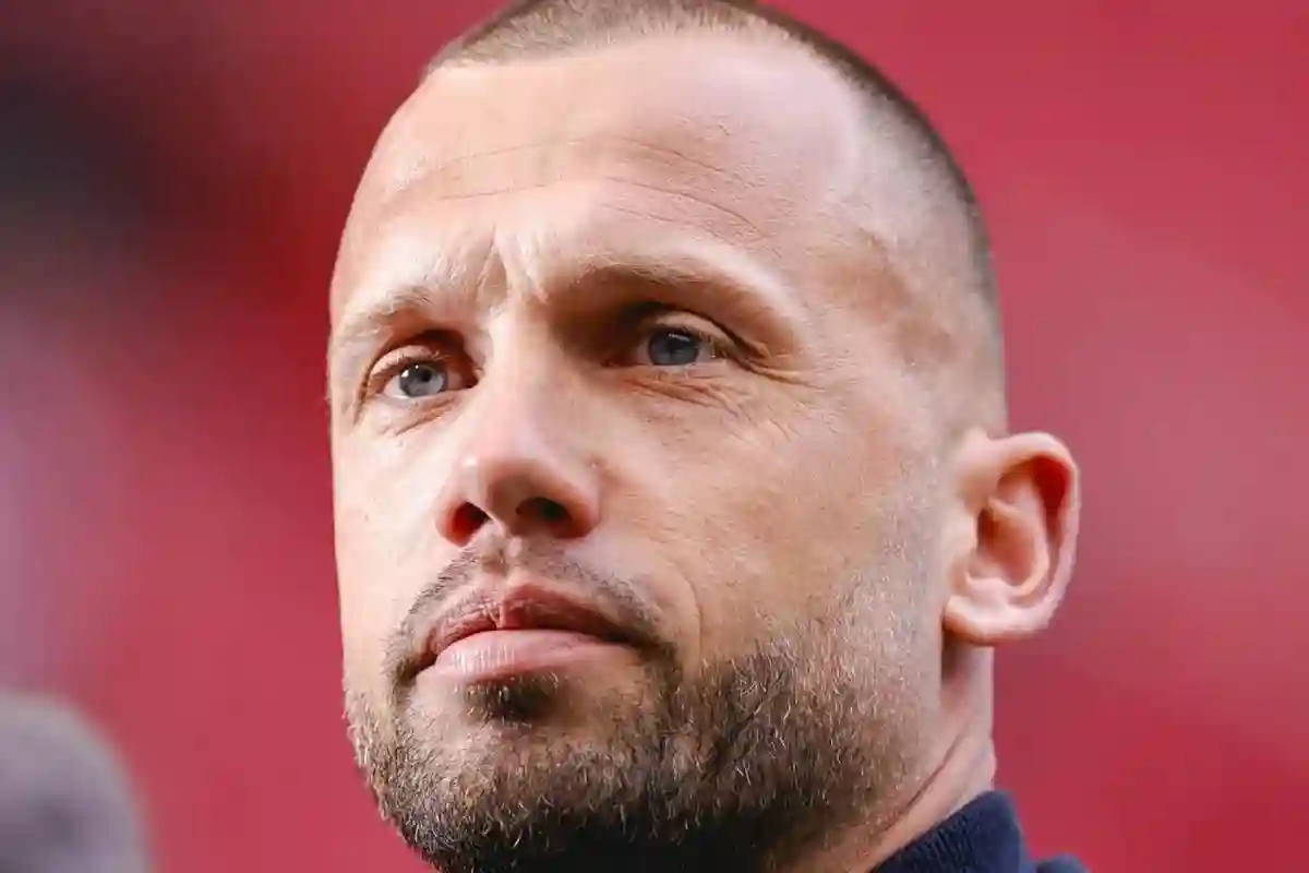 Heitinga Exatletic trahit Everton pour devenir l'assistant de la machine à sous à Liverpool