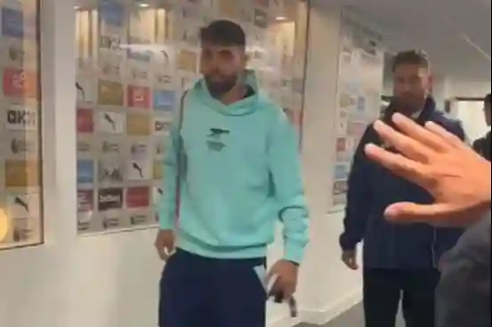 David Raya boit avec un bandage sur la jambe alors qu'il quitte le stade Etihad après un tirage au sort d'Arsenal à Man City