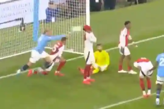 Un moment invisible montre à Erling Haaland Brok Ball sur la tête de Gabriel alors que Man City arrache l'égaliseur à la mort contre Arsenal