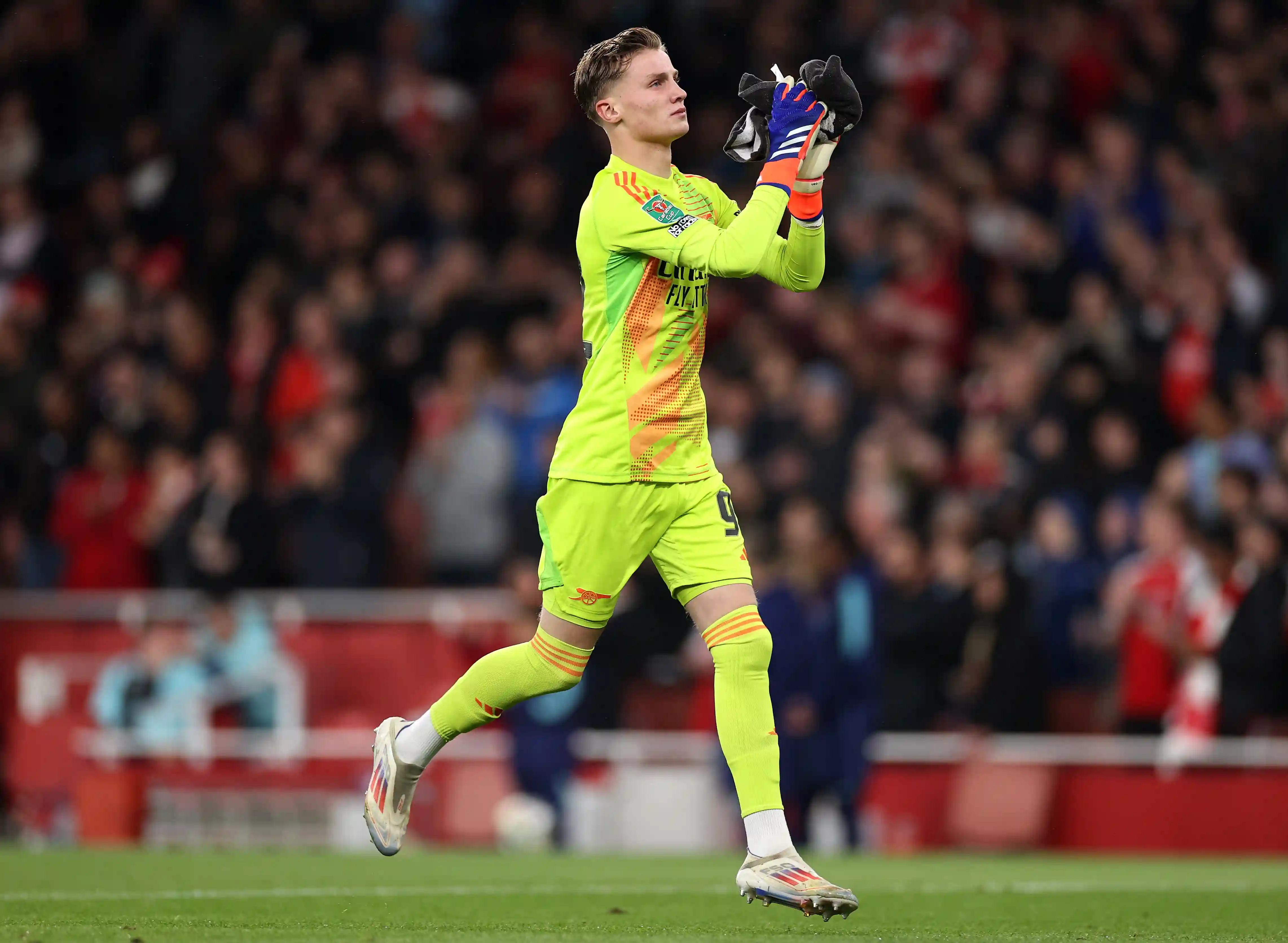 Le gardien de but de 16 ans d'Arsenal, Jack Porter, crée instantanément l'histoire de la Coupe Carabao à Clash contre Bolton