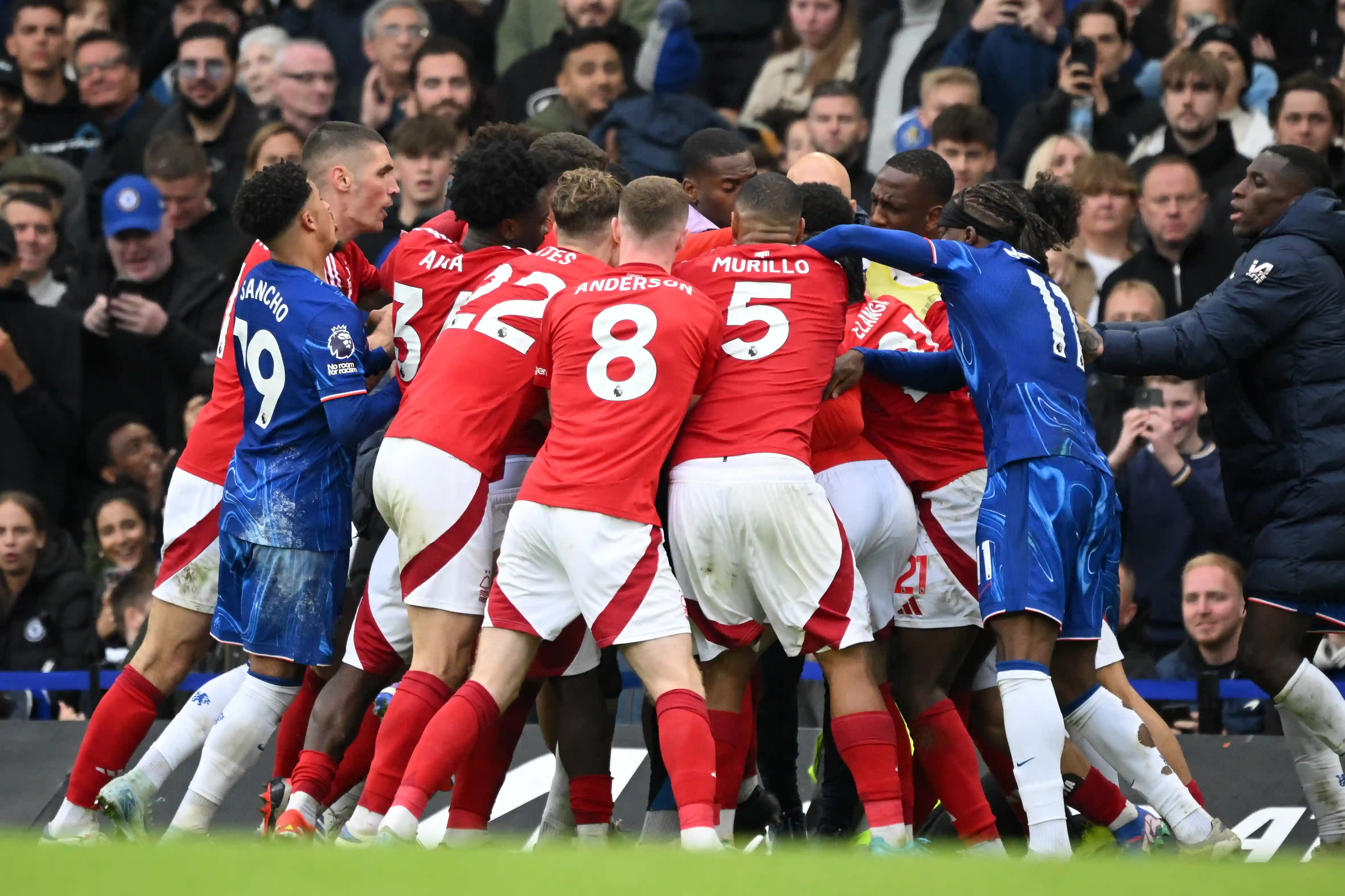 De nouvelles séquences de choc montrent Nicolas Jackson giflant Nottingham Forest Player en bagarre, mais Chelsea Star évite la punition