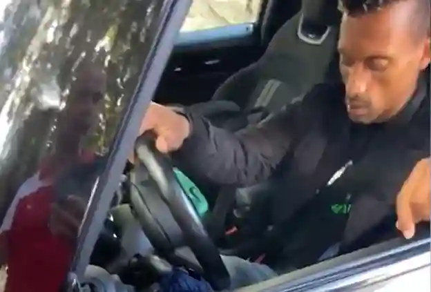 L'ancien Man United Star accusé de vol après une interaction bizarre avec Fan qui voulait sa signature