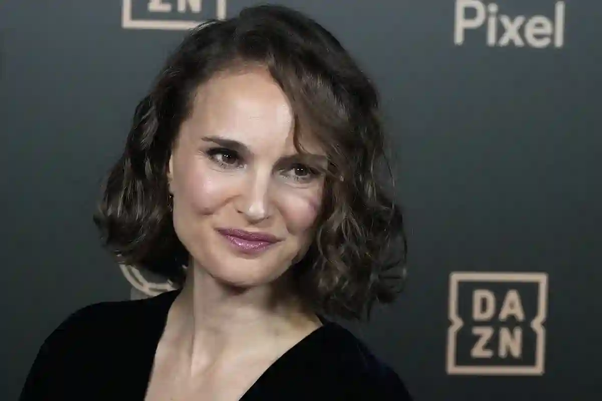 Ballon d 'ou le tapis a été stupéfait par une Natalie Portman flattée tandis que les chants «p ** o Barca» ont été entendus à l'extérieur