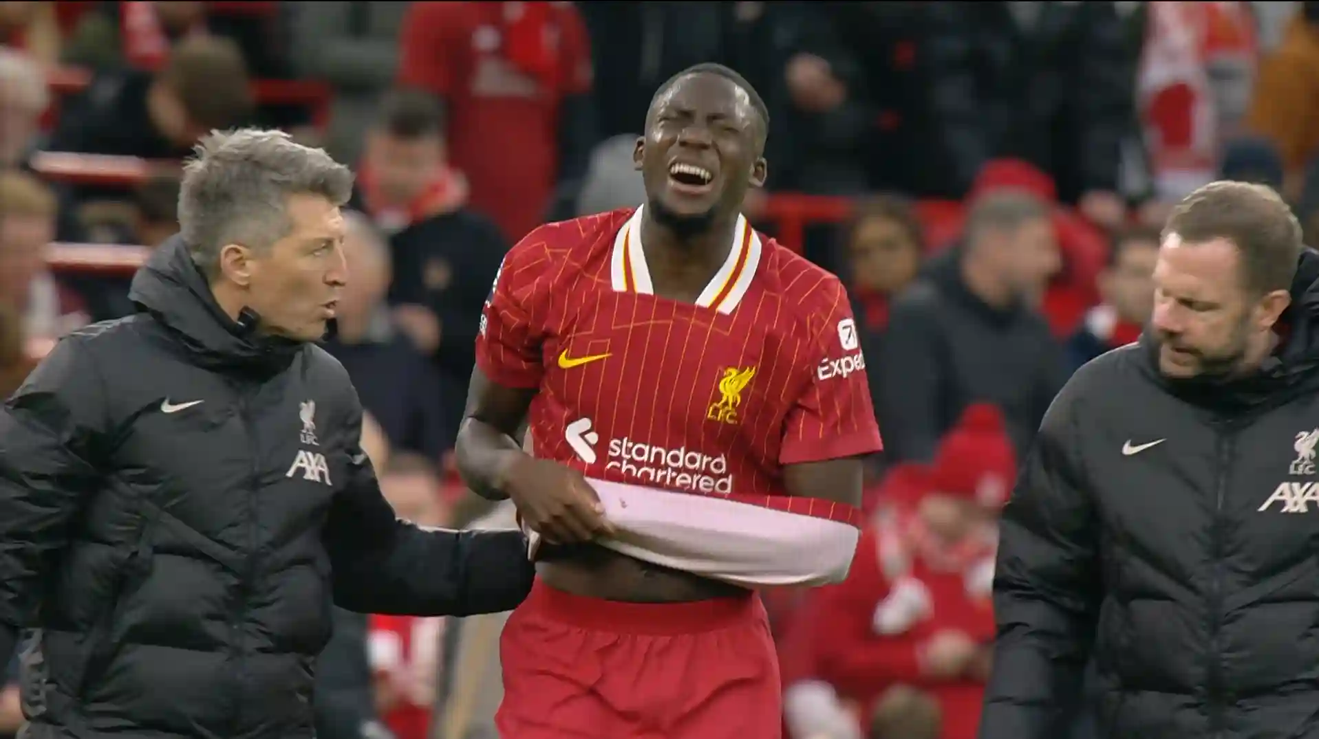 Ibrahima Konate laisse le terrain en agonie alors qu'Arne Slot donne une  mise à jour des blessures sur Liverpool Star| Footify