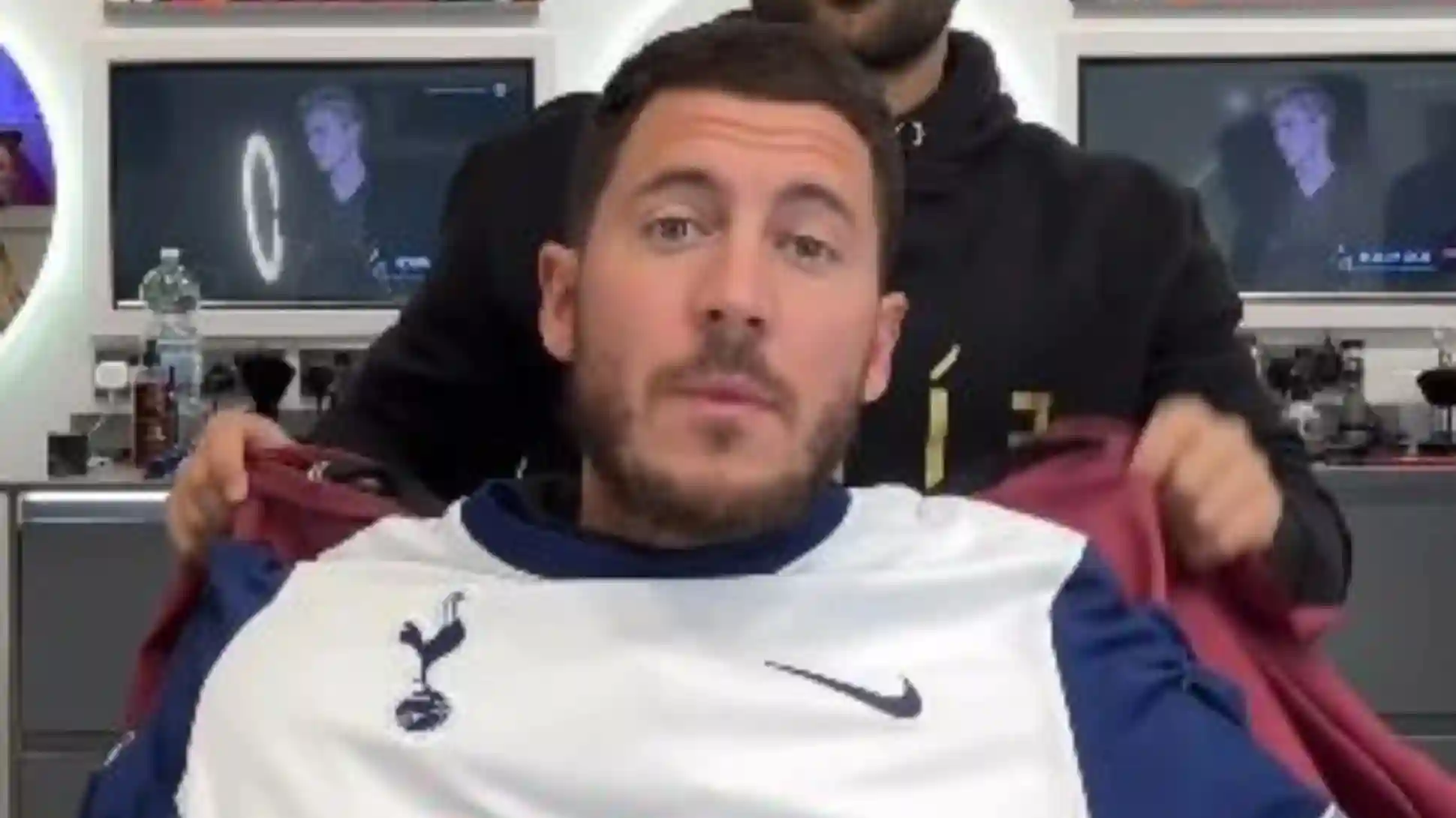 Les fans de Chelsea adorent la réaction d'Eden Hazard après que Barber essaie de le troller avec Tottenham Prank