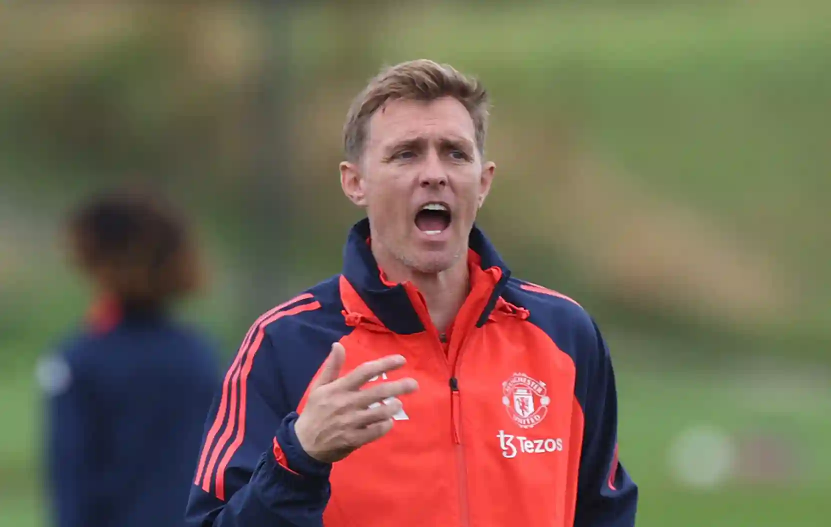 Darren Fletcher a dû être retenu par le membre du personnel de Man United alors qu'il lançait une explosion verbale classée X