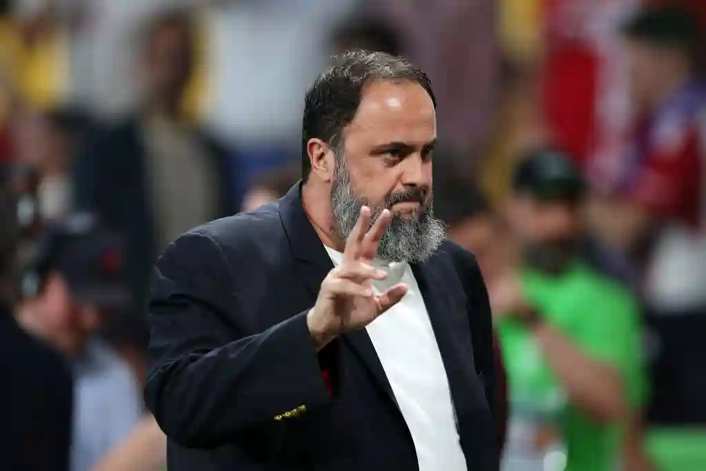 Le propriétaire de la forêt de Nottingham, Evangelos Marinakis, n'aime pas par un manager emblématique qui a «donné 19 matchs et éliminé»