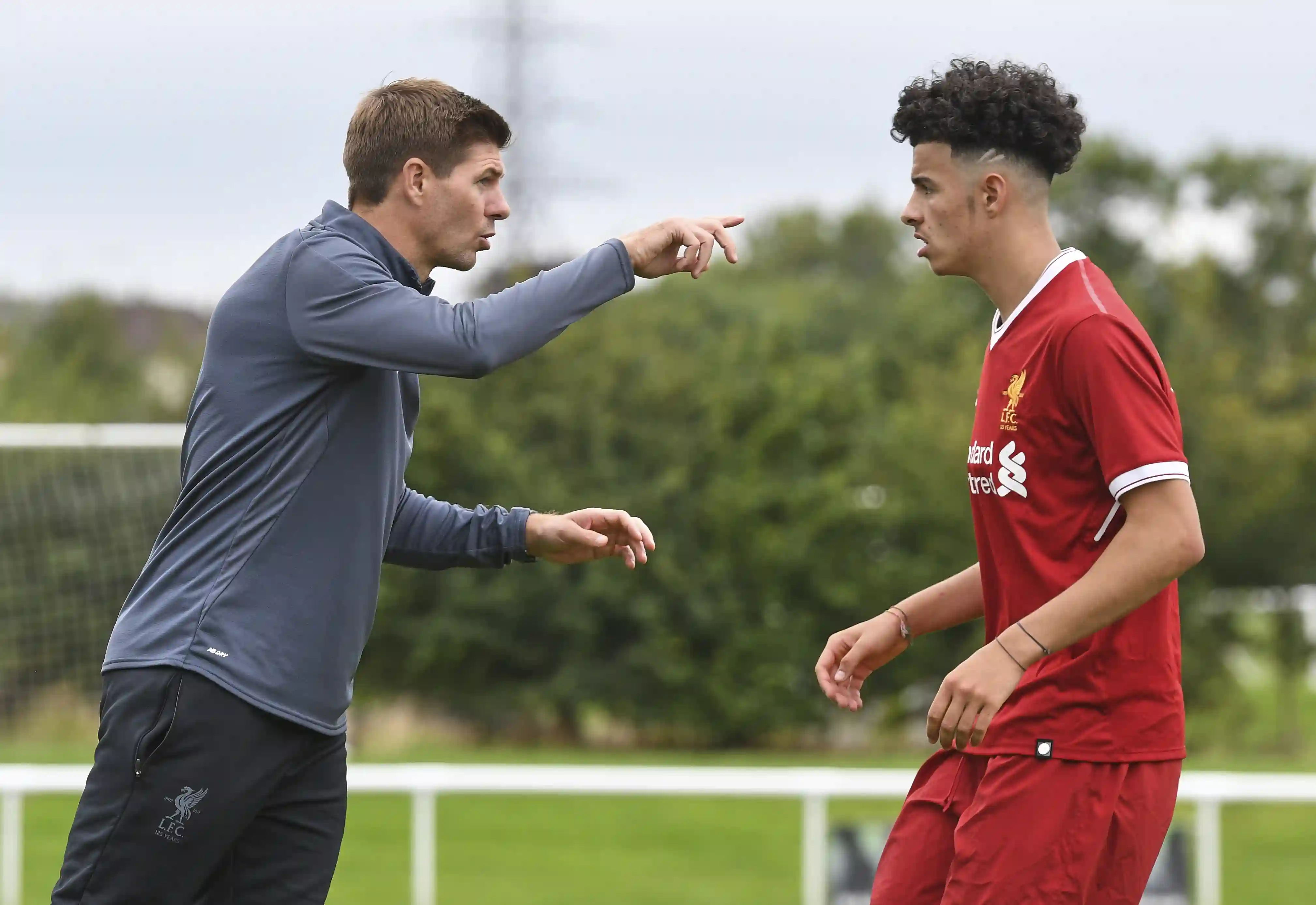 Steven Gerrard fait avancer Curtis Jones pour être une «star internationale de haut niveau» tant que Liverpool Man fait une chose