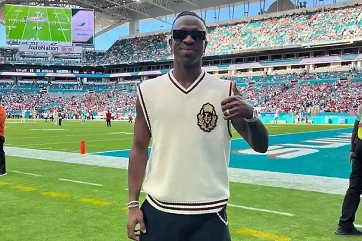 Vinicius célèbre la victoire du Real Madrid sur Séville dans un match de la NFL