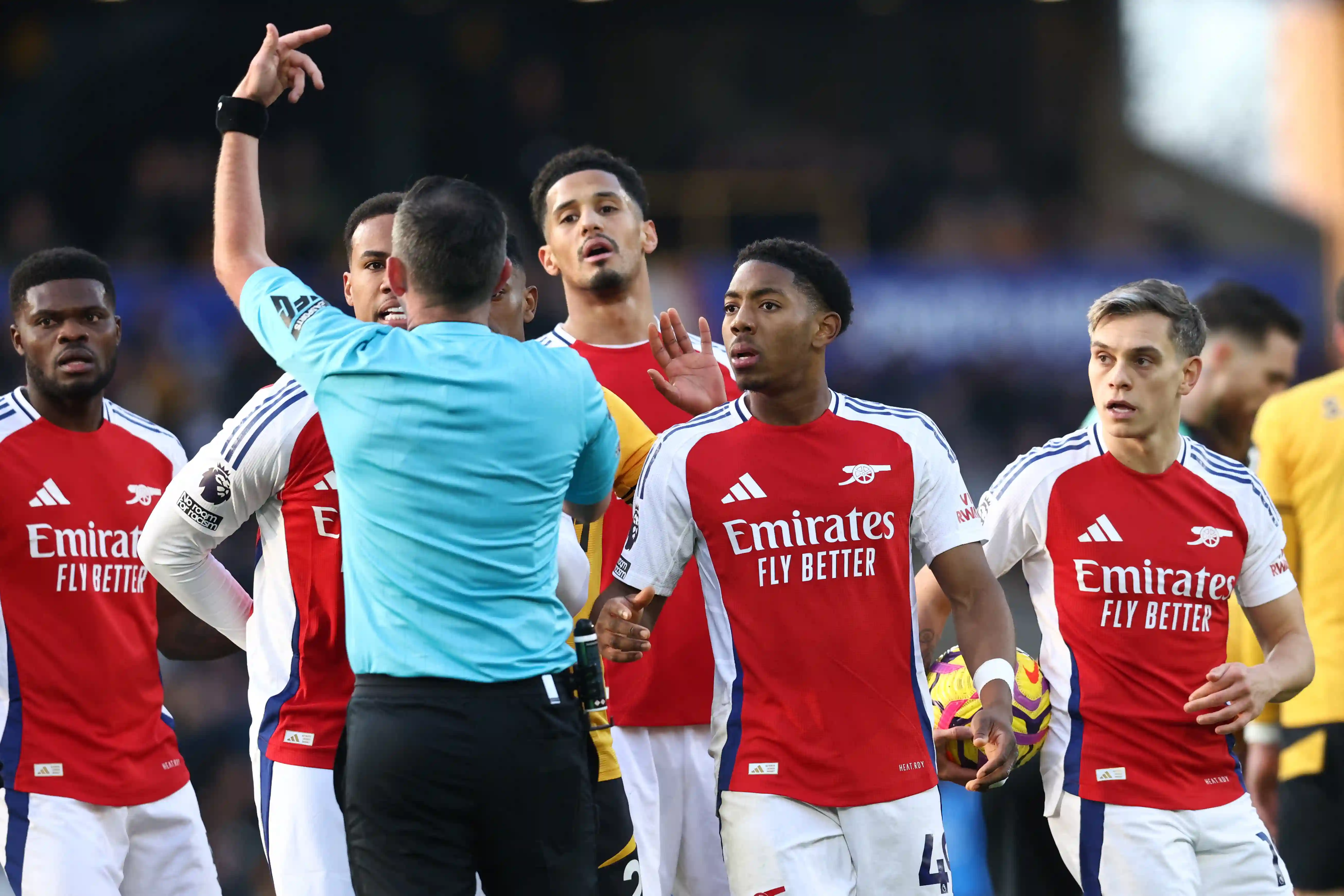 La starlette d'Arsenal Myles Lewis-Skelly a annulé la suspension alors que Mikel Arteta condamne l'abus des arbitres