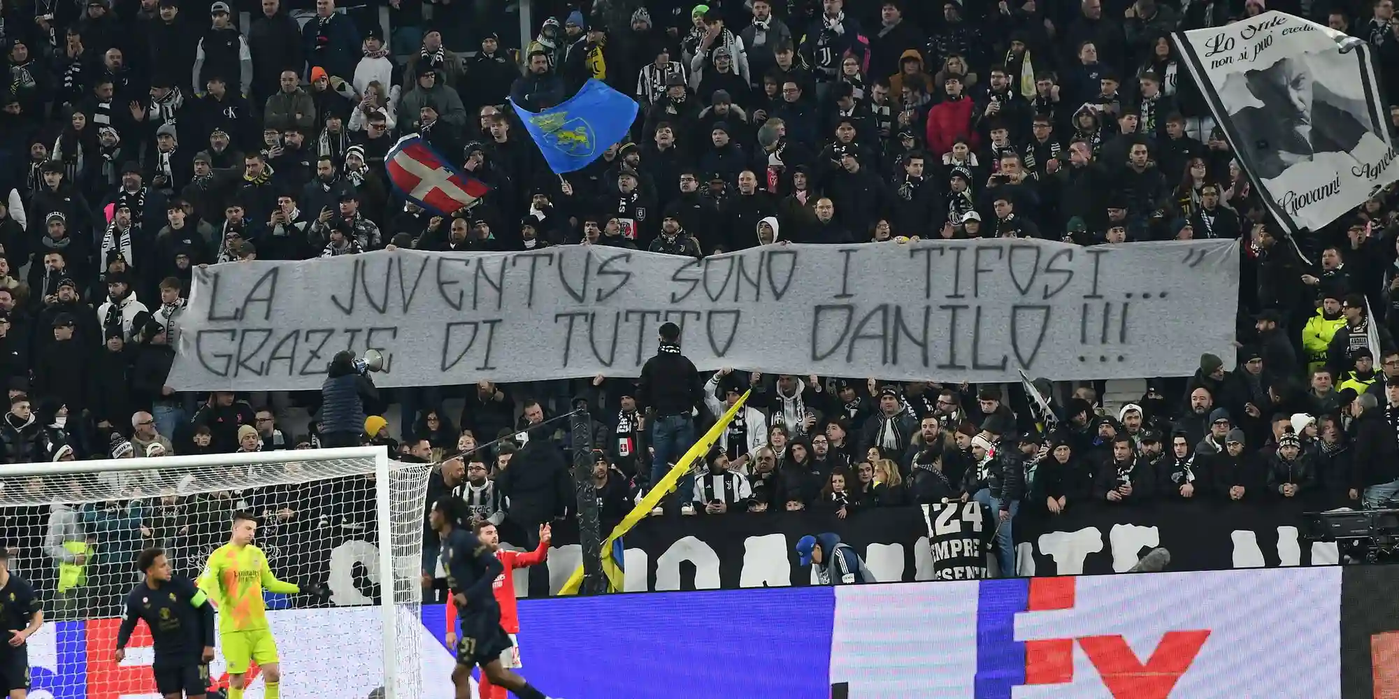 Juve est les fans: Danilo, hommage au stade entre les bannières et les chorales