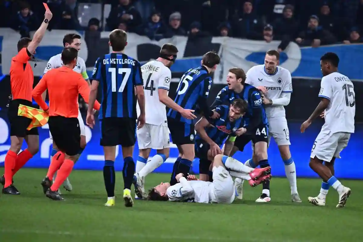 Toloi devient «fou» dans l'Atalanta - sorcières, attaque Cuyper et même l'arbitre court pour essayer de l'arrêter