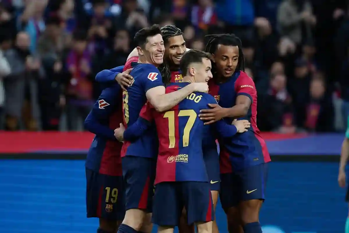 Barcelone roule 10-man Real Sociedad 4-0 pour aller en haut en Espagne