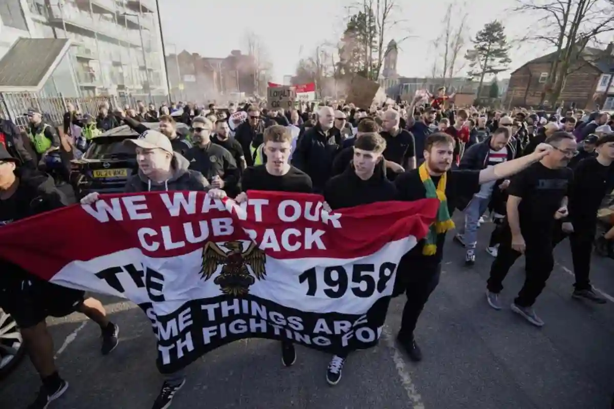 Les fans de Manchester United ont protesté contre le Glazer avant le match avec Arsenal