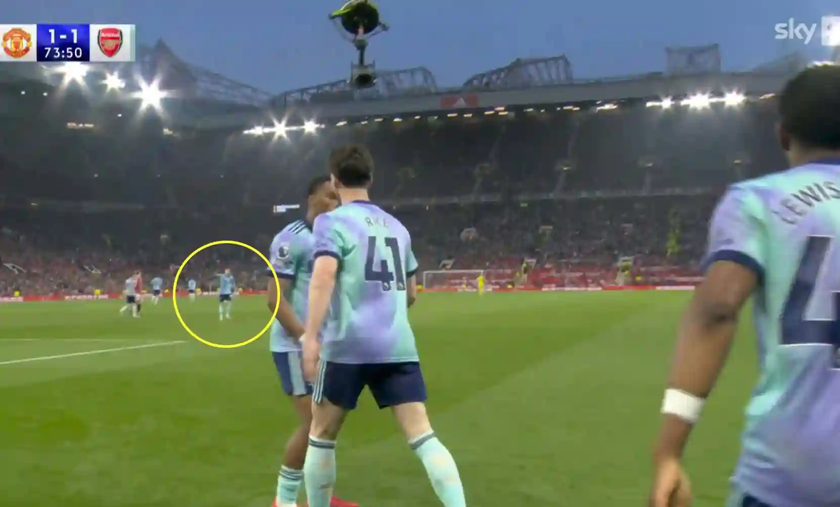 Un moment invisible montre Gabriel Martinelli criant à Declan Rice après l'égaliseur d'Arsenal